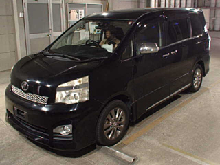 TOYOTA VOXY 2013