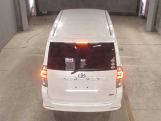 TOYOTA VOXY 2010