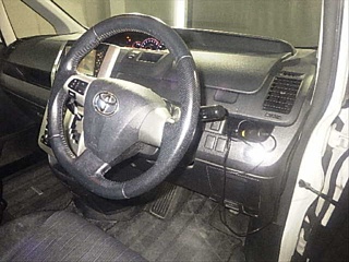 TOYOTA VOXY 2010