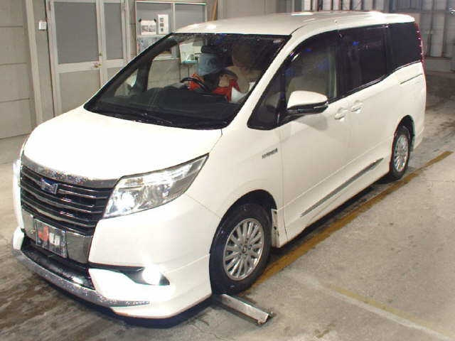 TOYOTA NOAH 2014