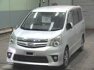 TOYOTA NOAH 2013