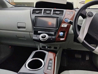 TOYOTA PRIUS ALPHA 2011