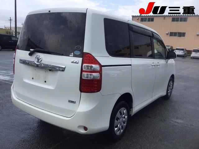 TOYOTA NOAH 2010