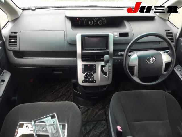 TOYOTA NOAH 2010