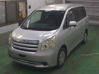 TOYOTA NOAH 2010