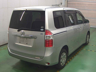 TOYOTA NOAH 2010