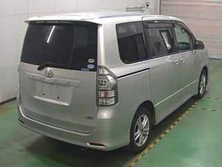 TOYOTA VOXY 2010