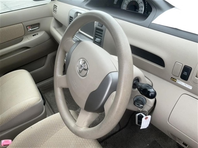 TOYOTA RAUM 2011