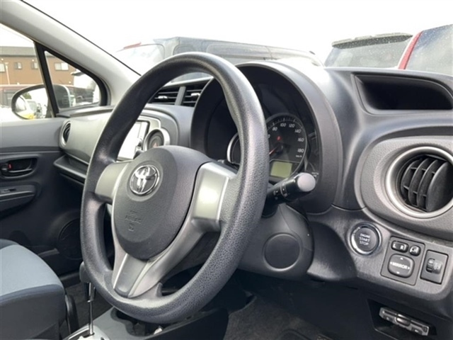 TOYOTA VITZ 2012
