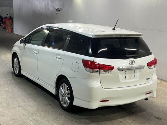 TOYOTA WISH 2011
