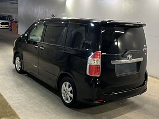 TOYOTA NOAH 2010