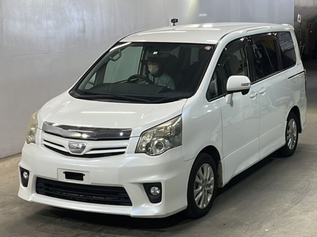 TOYOTA NOAH 2010