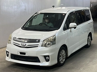 TOYOTA NOAH 2010