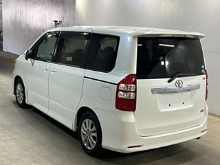 TOYOTA NOAH 2010
