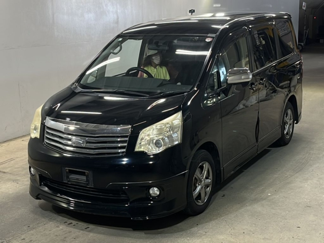 TOYOTA NOAH 2010