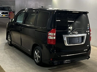 TOYOTA NOAH 2010