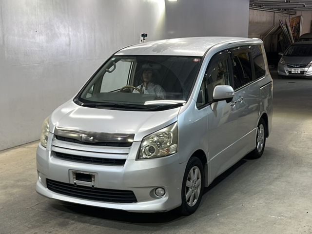 TOYOTA NOAH 2008