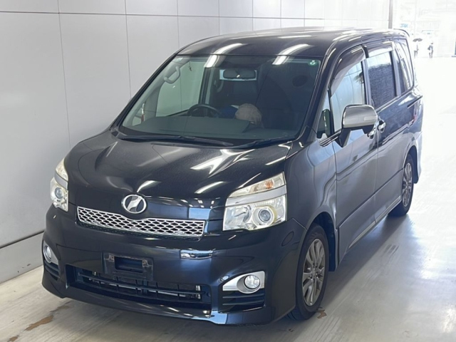 TOYOTA VOXY 2013