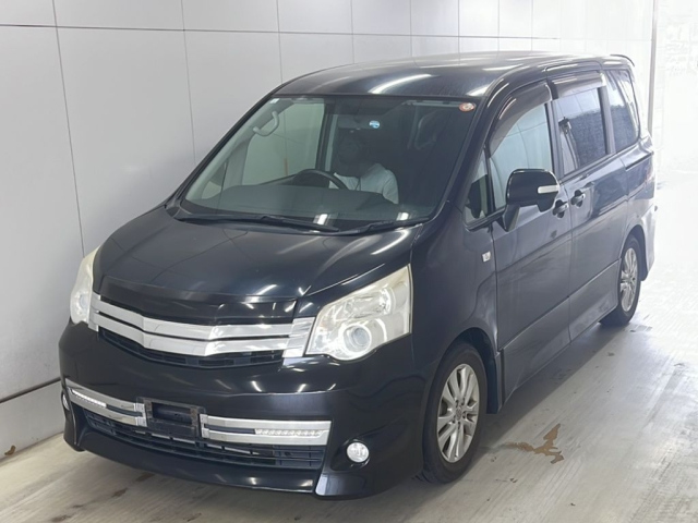TOYOTA NOAH 2013