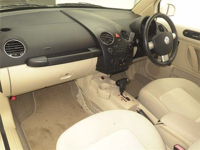 VOLKSWAGEN NEW BEETLE 2010