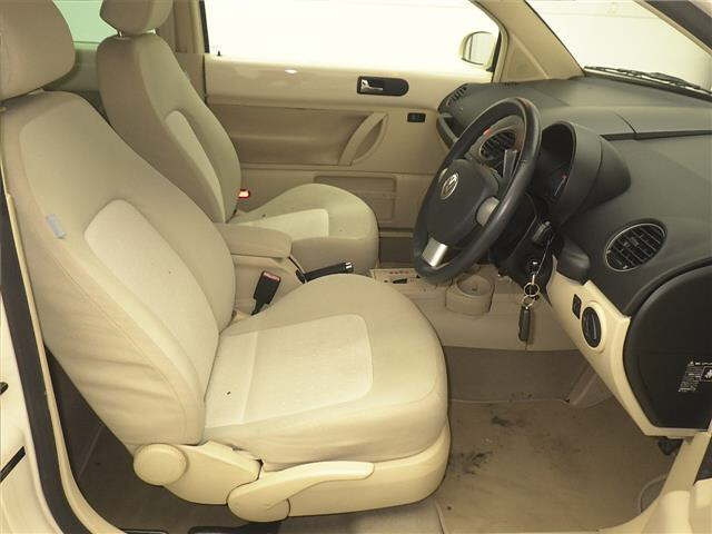 VOLKSWAGEN NEW BEETLE 2010