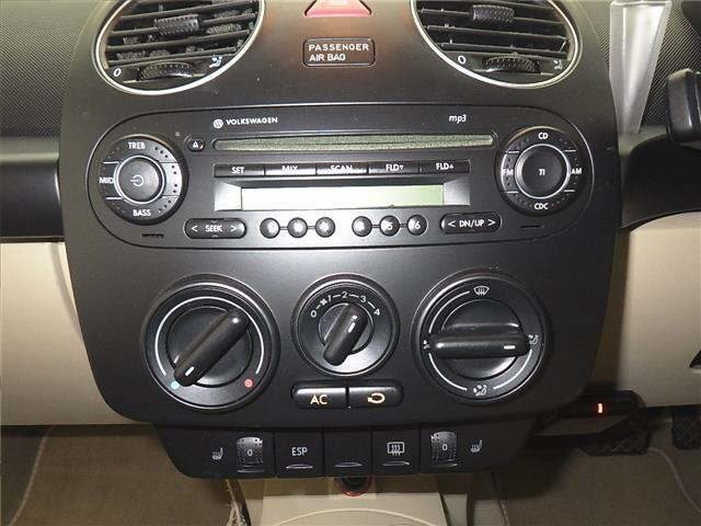 VOLKSWAGEN NEW BEETLE 2010