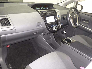 TOYOTA PRIUS ALPHA 2013