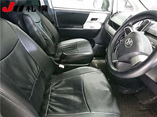TOYOTA VOXY 2011