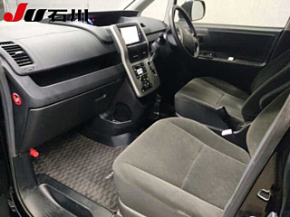 TOYOTA VOXY 2010