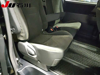 TOYOTA VOXY 2010