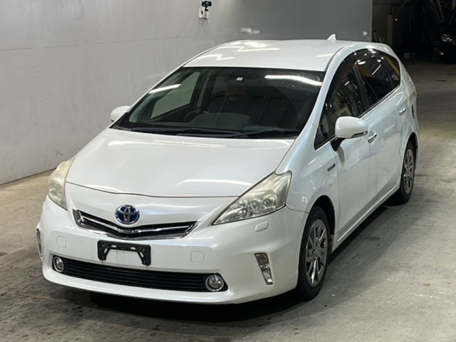 TOYOTA PRIUS ALPHA 2013