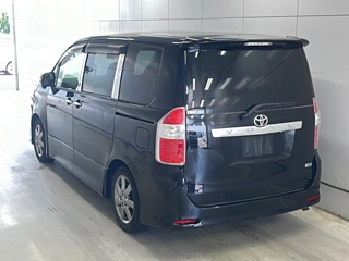 TOYOTA VOXY 2010