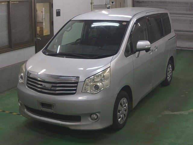 TOYOTA NOAH 2012