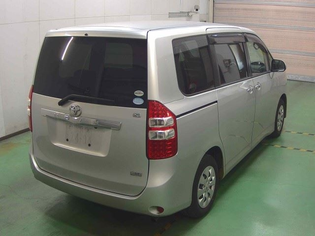 TOYOTA NOAH 2012