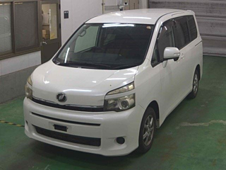 TOYOTA VOXY 2010