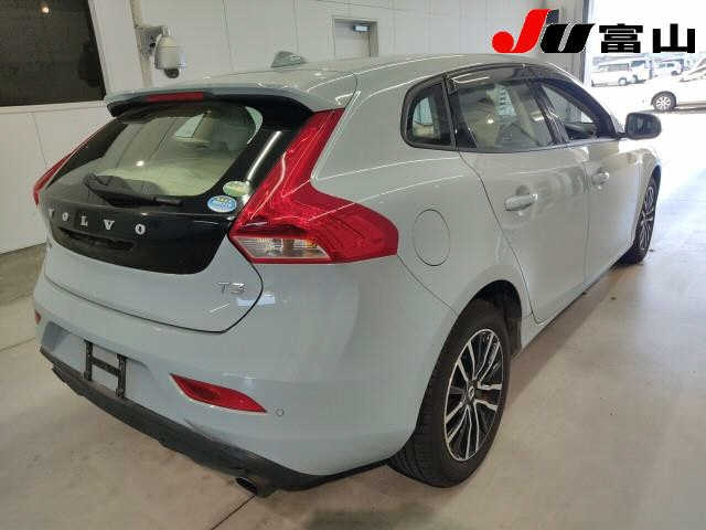 VOLVO V40 2019
