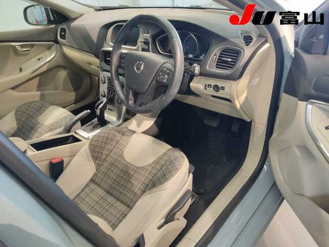 VOLVO V40 2019