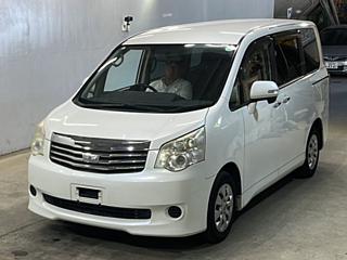 TOYOTA NOAH 2013