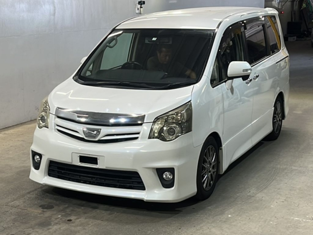 TOYOTA NOAH 2010