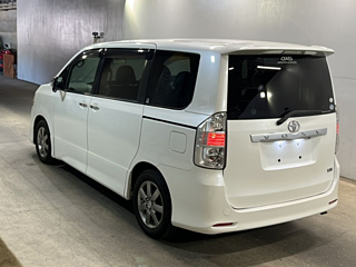 TOYOTA VOXY 2010