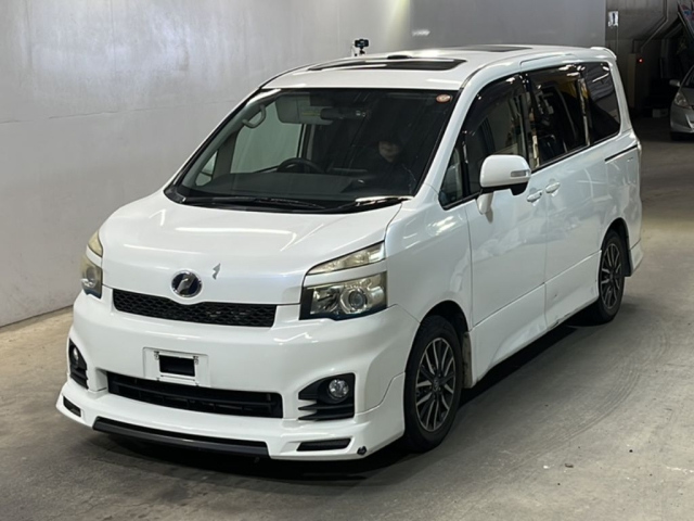 TOYOTA VOXY 2010