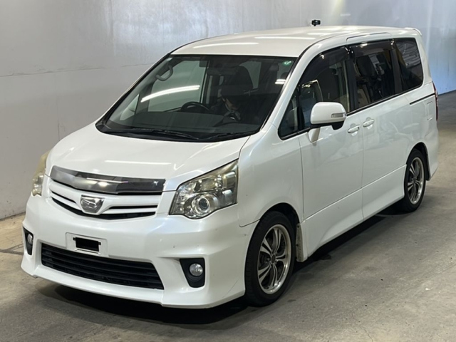 TOYOTA NOAH 2011