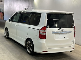 TOYOTA NOAH 2011