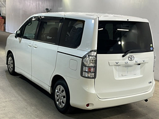 TOYOTA VOXY 2010