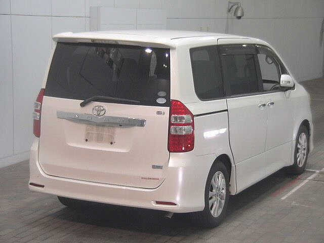 TOYOTA NOAH 2012
