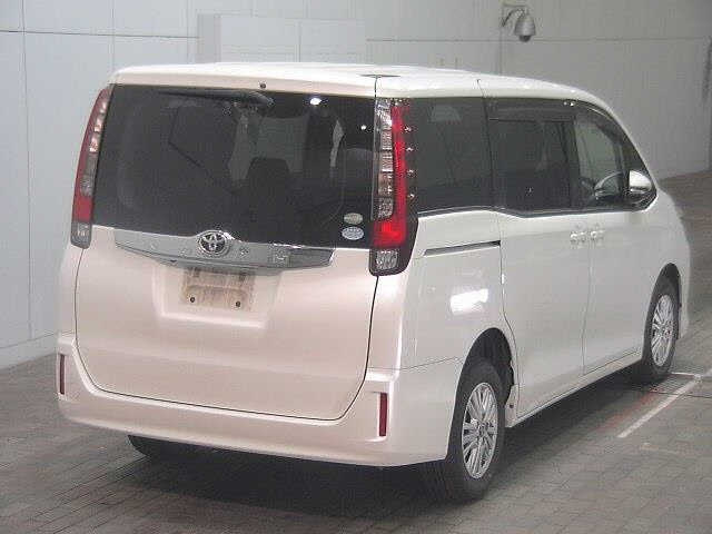TOYOTA NOAH 2014