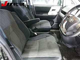 TOYOTA VOXY 2010