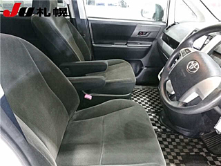 TOYOTA VOXY 2010