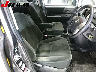 TOYOTA VOXY 2010