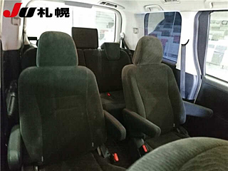 TOYOTA VOXY 2010
